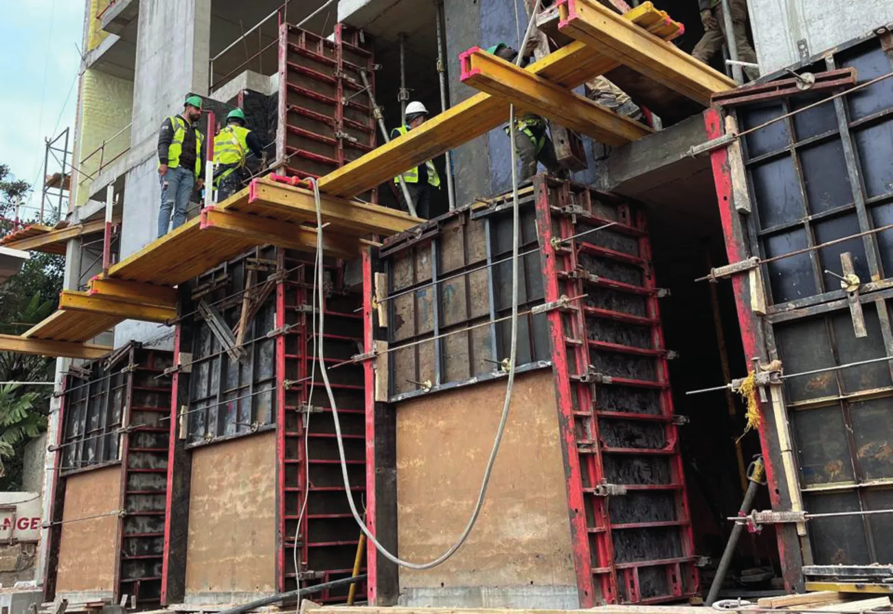 Chantier Bosch — mise en œuvre des murs en pisé